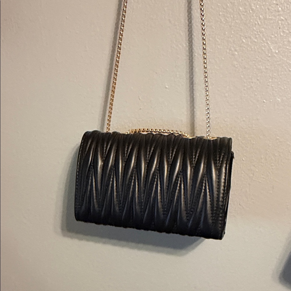 Black Quilted Chain Shoulder Bag - Picture 3 of 4